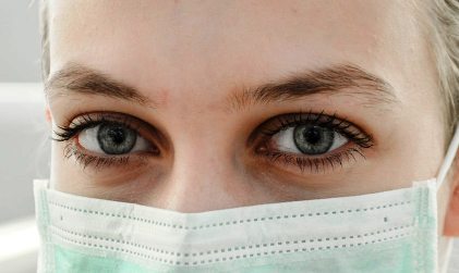 Lifting del sopracciglio per uno sguardo a prova di mascherina