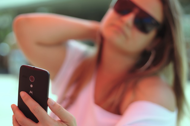 Naso nemico dei selfie: dalle star la soluzione?